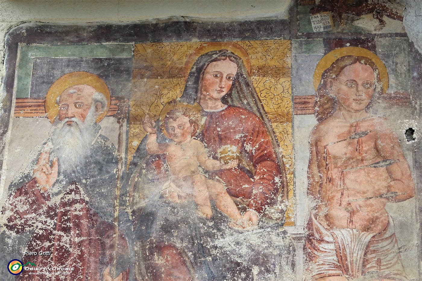 98 Affresco con Madonna e Santi sulla facciata di Casa Annovazzi a Cantello .JPG